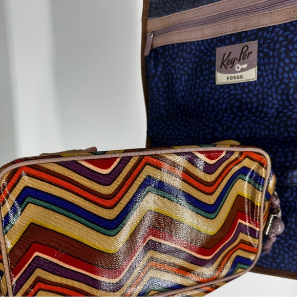 Fossil Vintage Key-per vinyl easy clean travel makeup cosmetic bag with hanger - Picture 5 of 5